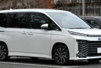 File Toyota Voxy R90 Hybrid S Z jpg Wikimedia Commons