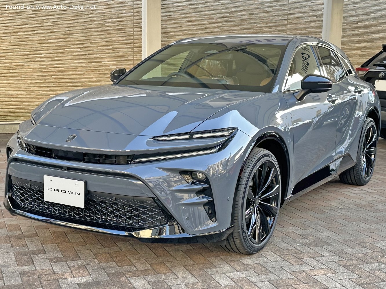Toyota Crown XVI Sport S236 Technical Specs Fuel Consumption Dimensions