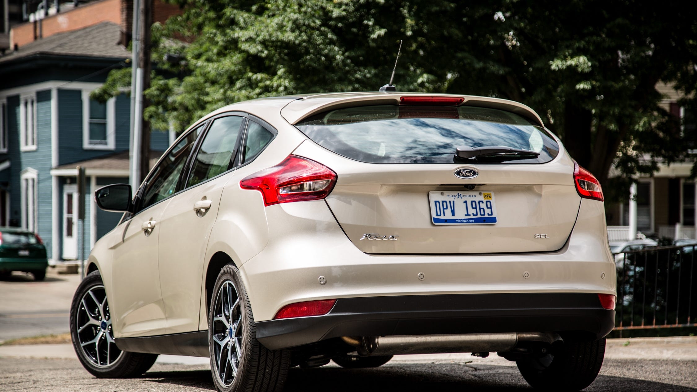 2017 ford focus review pricing and specs