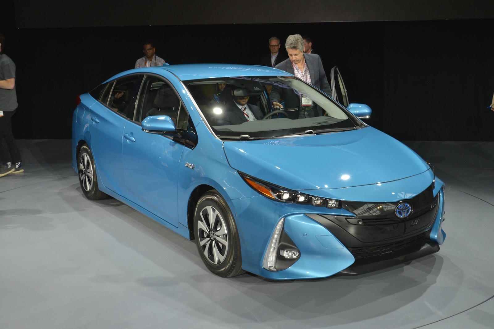 2017 toyota prius prime preview