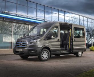 ford e transit mit 400 km reichweite und als minibusversion