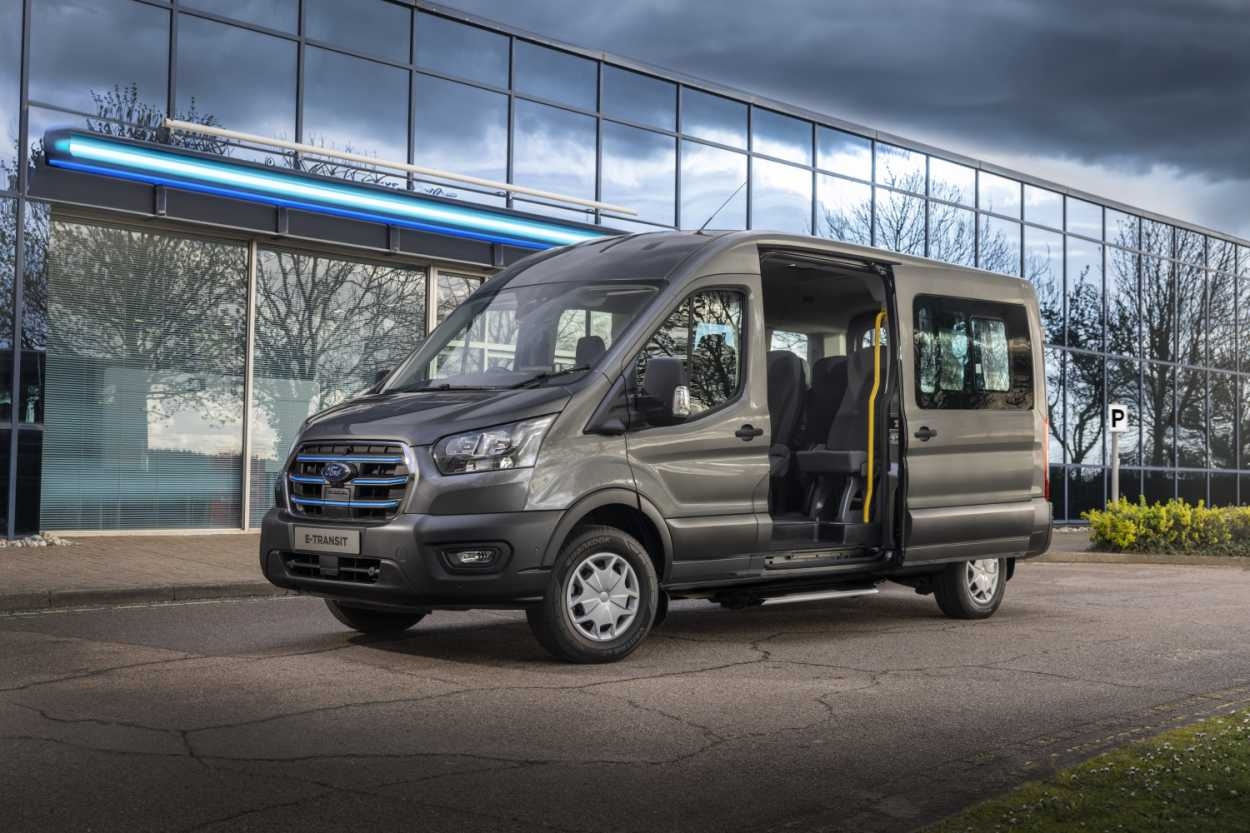ford e transit mit 400 km reichweite und als minibusversion